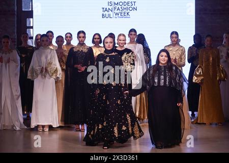 Istanbul, Turchia. 25 aprile 2024. The Designer…con modelli sulla passerella. Istanbul Modest Fashion Week, organizzata da Think Fashion, è iniziata con 12 marchi provenienti da Turchia, Indonesia, Iran, Canada ed Emirati Arabi Uniti, Pakistan, Sud Africa e India, che hanno mostrato la loro collezione sulle passerelle della Fisekhane Gallery di Istanbul. Credito: SOPA Images Limited/Alamy Live News Foto Stock