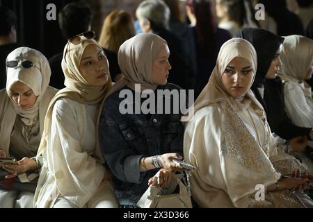 Istanbul, Turchia. 25 aprile 2024. Le ragazze hanno visto aspettare lo spettacolo. Istanbul Modest Fashion Week, organizzata da Think Fashion, è iniziata con 12 marchi provenienti da Turchia, Indonesia, Iran, Canada ed Emirati Arabi Uniti, Pakistan, Sud Africa e India, che hanno mostrato la loro collezione sulle passerelle della Fisekhane Gallery di Istanbul. Credito: SOPA Images Limited/Alamy Live News Foto Stock