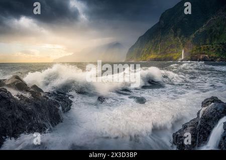 Spettacolare alba sulle onde che si infrangono sulle scogliere settentrionali di Madeira Foto Stock