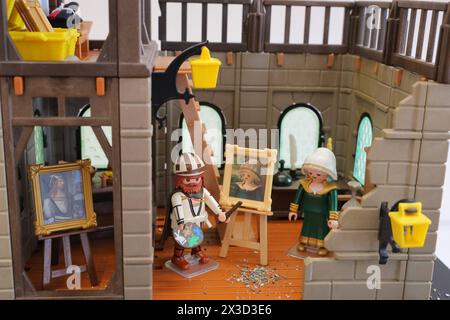 Sonderausstellung mit dem Titel Playmobil trifft Gemaeldegalerie im Kasseler Schloss Wilhelmshoehe. Foto vom 24.04.2024: Diorama mit Albrecht Duerer Dürer und Elsbeth Tucher Der Hamburger Kuenstler Oliver Schaffer praesentiert vom 4. Mai bis 15. 30 settembre Dioramen aus Playmobil-Materialien, Die Gemaelde aus der Sammlung der Alten Meister im Schloss Wilhelmshoehe nachstellen. Auch einige Portraets bekannter Persoenlichkeiten wie etwa Martin Luther setzt Schaffer phantasievoll um und schafft so neue Perspektiven. Siehe epd-Meldung vom 26.04.2024 SOLO PER USO EDITORIALE *** Mostra speciale Foto Stock