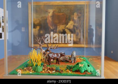 Sonderausstellung mit dem Titel Playmobil trifft Gemaeldegalerie im Kasseler Schloss Wilhelmshoehe. Foto vom 24.04.2024: Diorama zum Gemaelde Vier Kuehe auf einer Weide , Paulus Potter um 1644 Der Hamburger Kuenstler Oliver Schaffer praesentiert vom 4. Mai bis 15. 30 settembre Dioramen aus Playmobil-Materialien, Die Gemaelde aus der Sammlung der Alten Meister im Schloss Wilhelmshoehe nachstellen. Auch einige Portraets bekannter Persoenlichkeiten wie etwa Martin Luther setzt Schaffer phantasievoll um und schafft so neue Perspektiven. Siehe epd-Meldung vom 26.04.2024 SOLO PER USO EDITORIALE *** Foto Stock