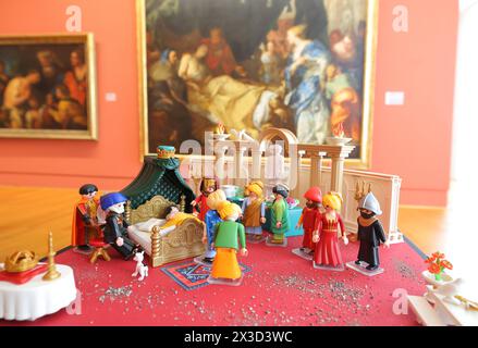 Sonderausstellung mit dem Titel Playmobil trifft Gemaeldegalerie im Kasseler Schloss Wilhelmshoehe. Foto vom 24.04.2024: Diorama zum Gemaelde Antiochus und Stratonike der kranke Koenigssohn, Antonio Bellucci, um 1700 Der Hamburger Kuenstler Oliver Schaffer praesentiert vom 4. Mai bis 15. 30 settembre Dioramen aus Playmobil-Materialien, Die Gemaelde aus der Sammlung der Alten Meister im Schloss Wilhelmshoehe nachstellen. Auch einige Portraets bekannter Persoenlichkeiten wie etwa Martin Luther setzt Schaffer phantasievoll um und schafft so neue Perspektiven. Siehe epd-Meldung vom 26.04.2024 Foto Stock