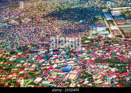 Quartiere di Manila con piccole case vista panoramica aerea dall'aereo, Filippine Foto Stock