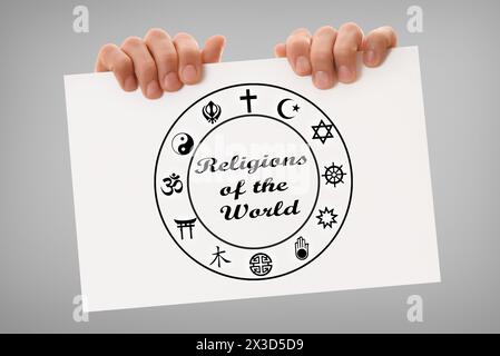 Mani che reggono un cartello bianco con il messaggio delle religioni mondiali e della diversità culturale con simboli disegnati e sfondo grigio isolato. Foto Stock