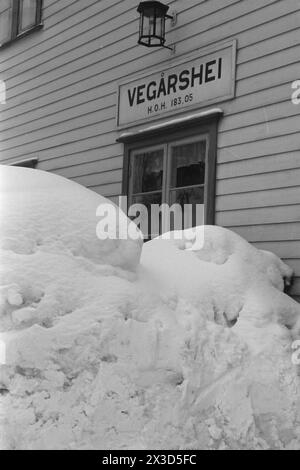 Effettivo 05- 1951: Norvegia meridionale coperta di neve. Lungo le strade, i bordi dell'aratro sono alti quattro cinque metri, la neve è così alta che si può facilmente uscire dal secondo piano e le persone devono costantemente salire sui tetti per liberare la neve da lì. Foto: Arne Kjus / Aktuell / NTB ***la foto non viene elaborata*** il testo dell'immagine viene tradotto automaticamente Foto Stock