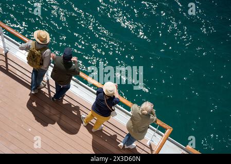 Viaggiatori che guardano il mare dal ponte delle navi. Vista dall'alto Foto Stock