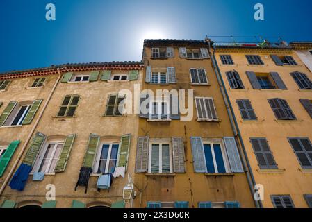 Vecchie case a Lione. Vista dal basso Foto Stock