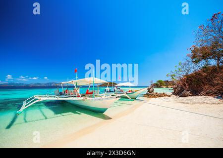 Tradizionale filippino bangka barca o banca a Malcapuya isola vicino Busuanga, provincia Palawan in Filippine Foto Stock