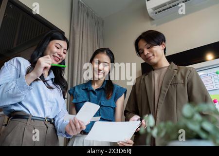 Lo sviluppatore ux e il team di progettazione dell'interfaccia utente collaborano per progettare il layout dell'interfaccia dell'applicazione. Agenzia di sviluppo digitale creativo. Concetto di interfaccia utente UX Foto Stock