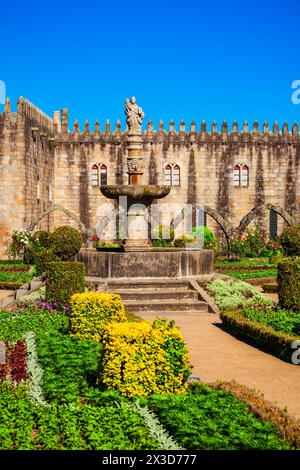 Giardino di Santa Barbara e Palazzo arcivescovile di Braga nel centro della città di Braga, Portogallo Foto Stock