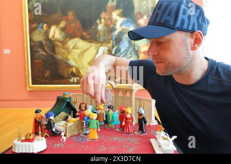 Sonderausstellung mit dem Titel Playmobil trifft Gemaeldegalerie im Kasseler Schloss Wilhelmshoehe. Foto vom 24.04.2024: Oliver Schaffer am Diorama zum Gemaelde Antiochus und Stratonike Der kranke Koenigssohn, Antonio Bellucci, um 1700 Der Hamburger Kuenstler Oliver Schaffer praesentiert vom 4. Mai bis 15. 30 settembre Dioramen aus Playmobil-Materialien, Die Gemaelde aus der Sammlung der Alten Meister im Schloss Wilhelmshoehe nachstellen. Auch einige Portraets bekannter Persoenlichkeiten wie etwa Martin Luther setzt Schaffer phantasievoll um und schafft so neue Perspektiven. Siehe epd-Mel Foto Stock