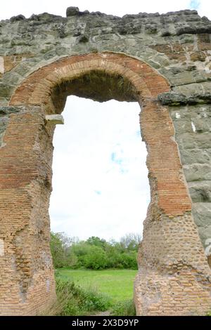 Parco degli Aquadretti - ROMA - Parco degli Acquedotti - l'acquedotto Claudio iniziato da Caligola nel 38 d.C. e completato sotto Claudio nel 52 d.C. Foto Stock