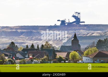 Miniera a cielo aperto Hambach con spanditore di fronte a St Chiesa di Laurentius a Esch, Germania, Renania settentrionale-Vestfalia, Elsdorf Foto Stock