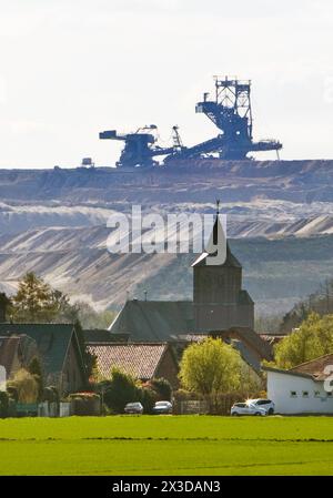 Miniera a cielo aperto Hambach con spanditore di fronte a St Chiesa di Laurentius a Esch, Germania, Renania settentrionale-Vestfalia, Elsdorf Foto Stock