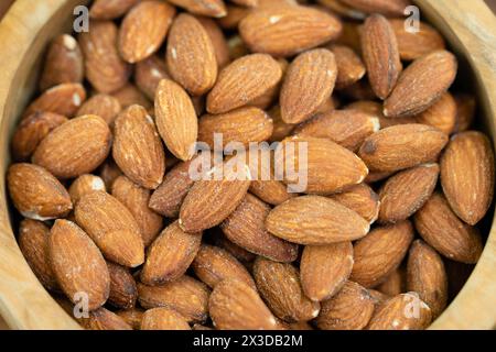 Mandorle (Prunus dulcis, Prunus amygdalus, Amygdalus communis, Amygdalus dulcis), mandorle salate in una ciotola di legno Foto Stock