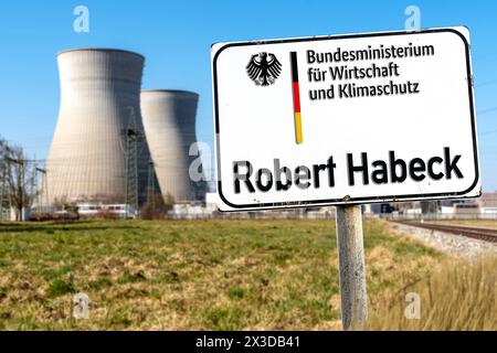 26 aprile 2024: Foto simbolica dei fascicoli delle centrali nucleari sull'eliminazione o la chiusura delle centrali nucleari nella Repubblica federale di Germania. Firma con l'iscrizione Robert Habeck. FOTOMONTAGGIO *** Symbolfoto AKW-Files um den Atomausstieg bzw. Abschaltung der Atomkraftwerke der Bundesrepublik Deutschland. Schild mit Aufschrift Robert Habeck. FOTOMONTAGE Foto Stock