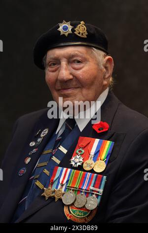 Il veterano della Normandia Mervyn Kersh, 98 anni, che ha prestato servizio con il Royal Army Service Corps, all'evento di lancio del D-Day 80 organizzato dallo Spirit of Normandy Trust, in collaborazione con il British Normandy Memorial, presso l'Union Jack Club di Londra. L'evento è uno dei più grandi raduni britannici di veterani del D-Day e della Normandia per molti anni e riunisce alcuni degli ultimi membri rimasti di quella che è conosciuta come la più grande generazione. Data foto: Venerdì 26 aprile 2024. Foto Stock