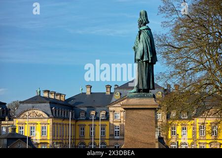 Statua in bronzo dell'imperatore Guglielmo di fronte al castello, Germania, Assia, Bad Arolsen Foto Stock