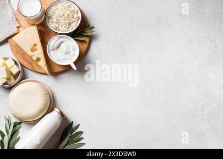 Vari prodotti lattiero-caseari. Latte, formaggio, cottage, panna acida, burro su sfondo bianco, vista dall'alto, spazio copia. Cibo biologico, festività ebraica Shavuot Foto Stock