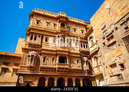 Edificio storico del Rajasthan in pietra calcarea gialla conosciuto come Patwon ki Haveli nella città di Jaisalmer in India Foto Stock