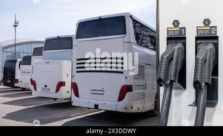 Autobus elettrici con stazione di ricarica Foto Stock