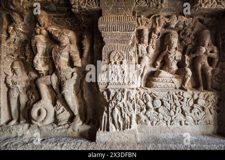 Sculture di rilievo a Kailasa o al Tempio di Kailash alle grotte di Ellora a Maharashtra, India Foto Stock