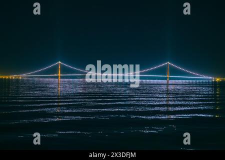 1915 Canakkale Bridge di notte. Il ponte sospeso più lungo del mondo. Sviluppo o economia o industria edile di Turkiye foto di sfondo. Foto Stock