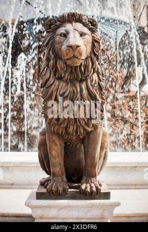 Statua del Leone e fontana nel centro di Piazza Macedonia nella città di Skopje, Macedonia del Nord Foto Stock