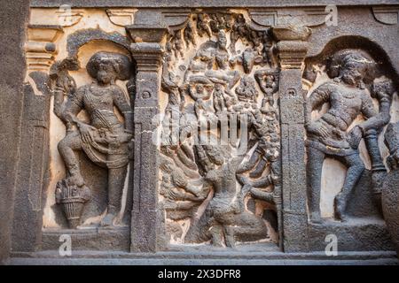 Sculture di rilievo a Kailasa o al Tempio di Kailash alle grotte di Ellora a Maharashtra, India Foto Stock