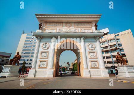 Porta Macedonia è un arco trionfale situato in Piazza Pella nel centro della città di Skopje, Macedonia del Nord Foto Stock