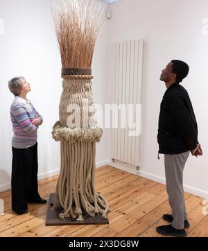 October Gallery, Londra, Regno Unito. 26 aprile 2024. Twist, una mostra personale di LR Vandy, presenta una nuova serie di sculture create da una varietà di corde e altri materiali. Nel 2022, Vandy trasferì il suo studio in un sito adiacente al Ropery a Chatham Historic Dock Yard - un edificio che ha conservato la tradizionale produzione di funi, utilizzando ancora macchinari originali del XIX secolo, di cui il più antico risale al 1811. Questo ha portato l'artista ad esplorare la materia e le proprietà della corda, mentre ha iniziato a approfondire l'importanza storica del materiale. La mostra si svolge fino al 25 maggio. Immagine Foto Stock