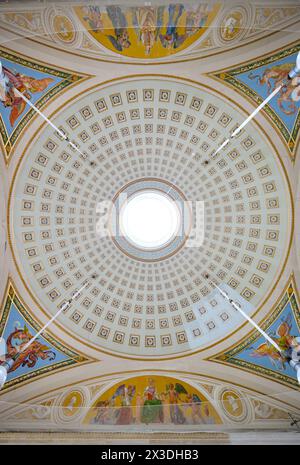 Dresda, Germania. 26 aprile 2024. Vista della cupola del nuovo Palazzo di Pillnitz durante un evento stampa organizzato dalle collezioni d'arte statali di Dresda per celebrare l'inizio della stagione presso il Museo del Palazzo. Dopo la pausa invernale, il Museo di Arti Decorative di Dresda a Palazzo Pillnitz presenterà mostre sul design, l'arte e la natura. Con il titolo CPURe VisionenÈ, mobili in plastica da Oriente e da Occidente, opere d'arte e l'ampliata mostra CPflanzenfieberÈ saranno in mostra dal 27 aprile 2024. Crediti: Robert Michael/dpa/Alamy Live News Foto Stock