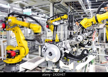 (240426) -- PECHINO, 26 aprile 2024 (Xinhua) -- i robot lavorano presso una catena di montaggio di FAW-Hongqi a Changchun, nella provincia di Jilin, nella Cina nord-orientale, 24 aprile 2024. Con una crescente domanda di soluzioni di energia pulita per combattere il cambiamento climatico, il panorama globale indica la necessità urgente di ampliare le capacità di produzione piuttosto che di un eccesso. Secondo le proiezioni dell'Agenzia internazionale dell'energia, si prevede che la domanda di nuovi veicoli energetici aumenterà vertiginosamente, raggiungendo i 45 milioni entro il 2030, 4,5 volte quella del 2022. (Xinhua/Xu Chang) Foto Stock