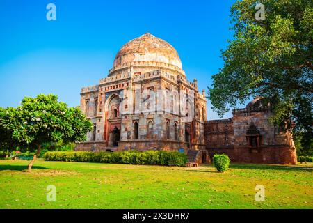 La Moschea di Bara Gumbad e la tomba ai Giardini di Lodi o ai Giardini di Lodhi, un parco cittadino situato nella città di Nuova Delhi in India Foto Stock