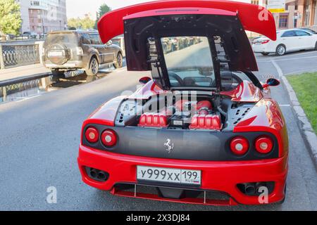 MOSCA, RUSSIA - 22 giugno 2016: Roadster rossa di lusso, Ferrari 360 Spider, look con paraurti morbido sulla strada della città Foto Stock