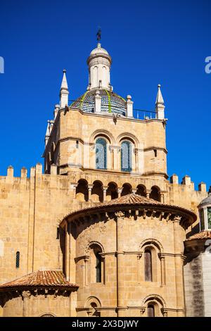 La vecchia cattedrale di Coimbra o se Velha de Coimbra è una chiesa cattolica romana nella città di Coimbra, in Portogallo Foto Stock