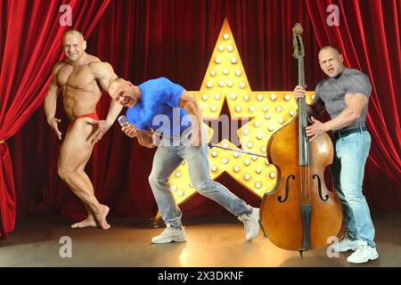 Collage con tre uomini forti (un solo modello) con grandi muscoli che suonano sul palco con contrabbasso, canto e posa Foto Stock