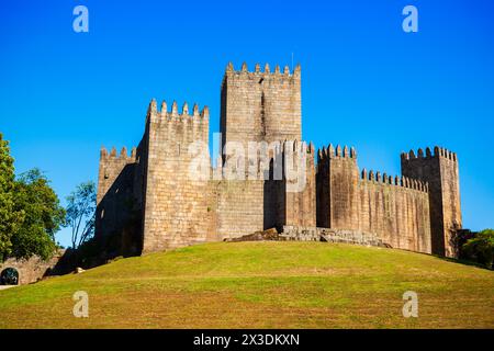 Il castello di Guimaraes o Castelo de Guimaraes è il principale castello medievale della città di Guimaraes, in Portogallo Foto Stock