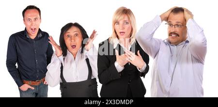 Collage con quattro persone sorprese, due uomini e donne isolati su sfondo bianco, emozioni Foto Stock