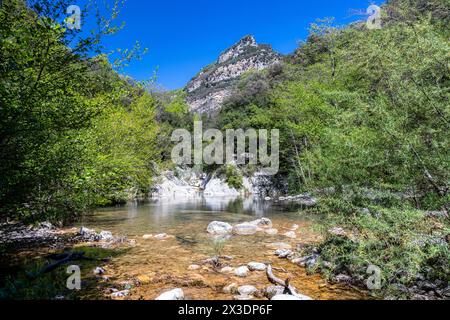 Paesaggio di verdi montagne a Sadernes, Catalogna, Spagna Foto Stock