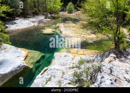 Paesaggio di verdi montagne a Sadernes, Catalogna, Spagna Foto Stock