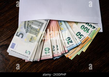 Umschlag voller Geld, Symbolfoto Gehaltstüte, Bestechlichkeit Foto Stock