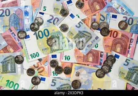 Geld, Euroscheine, Münzen, Euro, cent, Symbolfoto Geld, Reichtum, Konjunktur, Gehalt Foto Stock