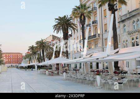 Caffè vuoto sul lungomare Riva la mattina presto a Spalato Foto Stock