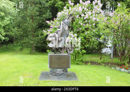 MOSCA - 05 giugno 2017: Monumento al decimo anniversario dell'apertura del primo campo da golf a 18 buche in Russia Foto Stock