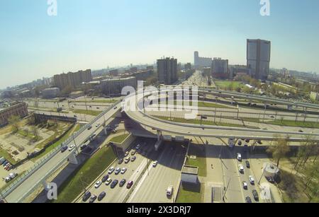 MOSCA, RUSSIA - 20 APRILE 2014: Paesaggio urbano con traffico auto su un incrocio stradale sulla terza circonvallazione, vista aerea Foto Stock