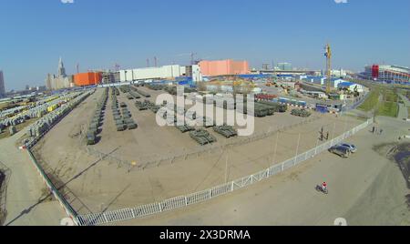 MOSCA, RUSSIA - 20 APRILE 2014: Carri armati e attrezzature militari presso il campo di Khodynskoe preparati per la sfilata della vittoria e cantiere dello shopping Foto Stock