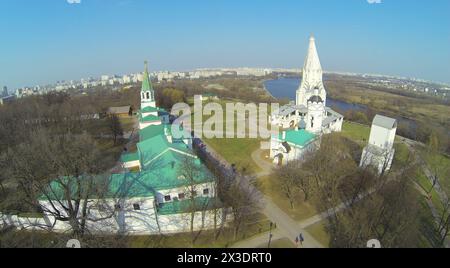 Complesso architettonico con Chiesa dell'Ascensione nel Museo-riserva Kolomenskoe nelle giornate di sole, vista aerea Foto Stock