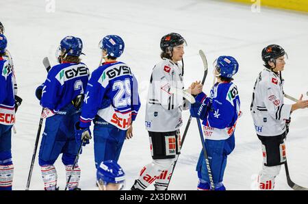 Handshake zwischen dem Klotener #17 Lias Furrer und dem Lugano Spieler #17 Federico Comploj nach dem Spiel. (Kloten, Schweiz, 29.01.2023) Foto Stock