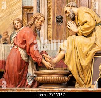 MILANO, ITALIA - 5 MARZO 2024: Il dettaglio del gruppo scultoreo dell'ultima cena (Gesù lavò i piedi di Pietro) nella chiesa di San Sepolcro Foto Stock
